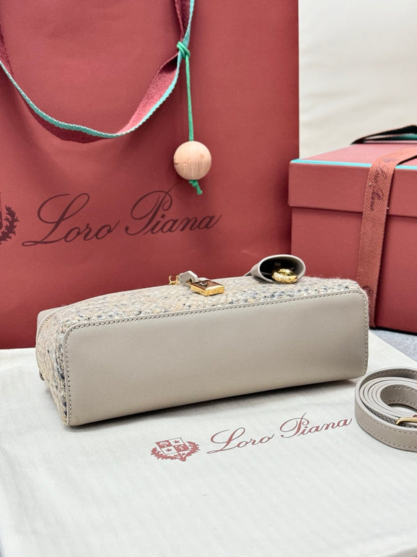 LP Extra Pouch L23 Cream Cashmere Calfskin 282250