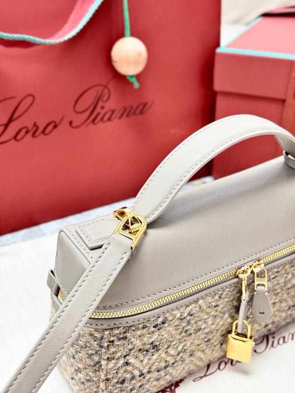 LP Extra Pouch L23 Cream Cashmere Calfskin 282250
