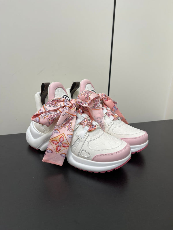 Sneaker LV Archlight 50mm in pelle di vitello monogrammata bianca e rosa mista