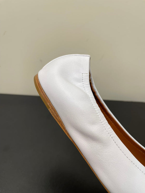 ALAIA BALLET FLATS IN WHITE SMOOTH CALFSKIN
