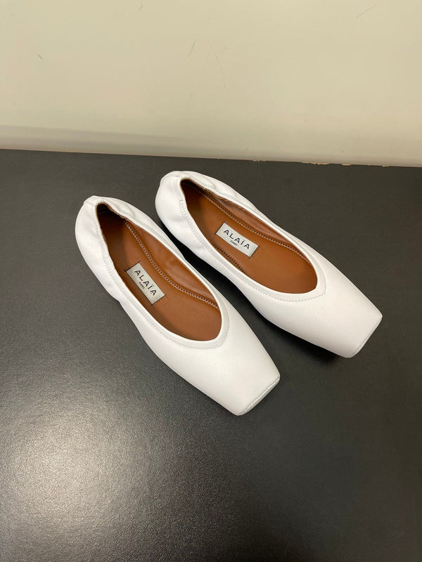 ALAIA BALLET FLATS IN WHITE SMOOTH CALFSKIN