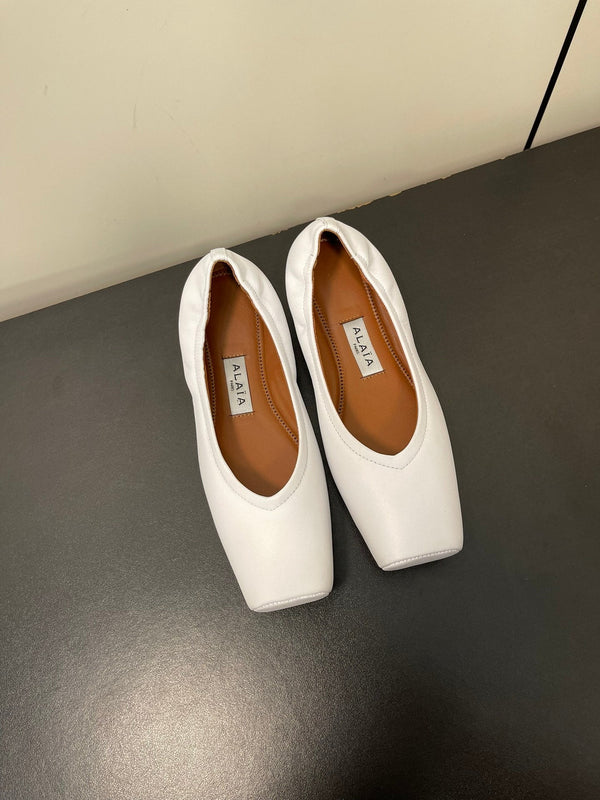 ALAIA BALLET FLATS IN WHITE SMOOTH CALFSKIN