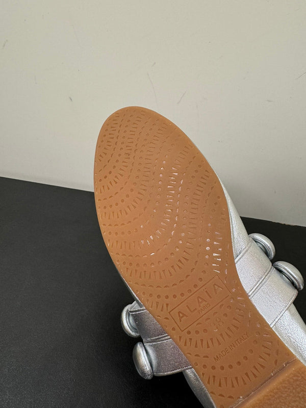 ALAIA SPHERE BALLET FLATS IN SILVER LAMBSKIN