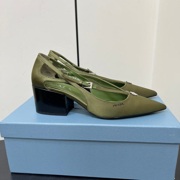 DÉCOLLETÉ CON TAGLIO E FIBBIA CON PERLINE IN RASO VERDE OLIVA