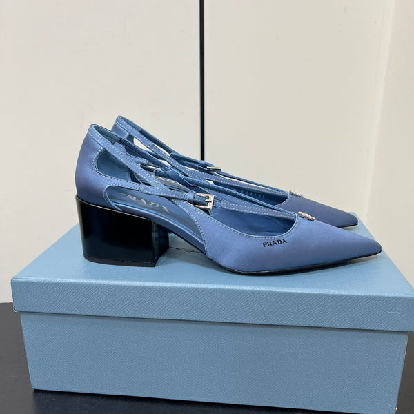 DÉCOLLETÉ CON FIBBIA A PERLINE IN RASO BLU PERANO
