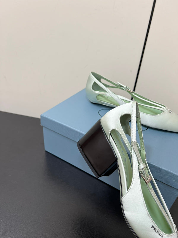 DÉCOLLETÉ CON TAGLIO E FIBBIA CON PERLINE IN RASO VERDE CHETWODE