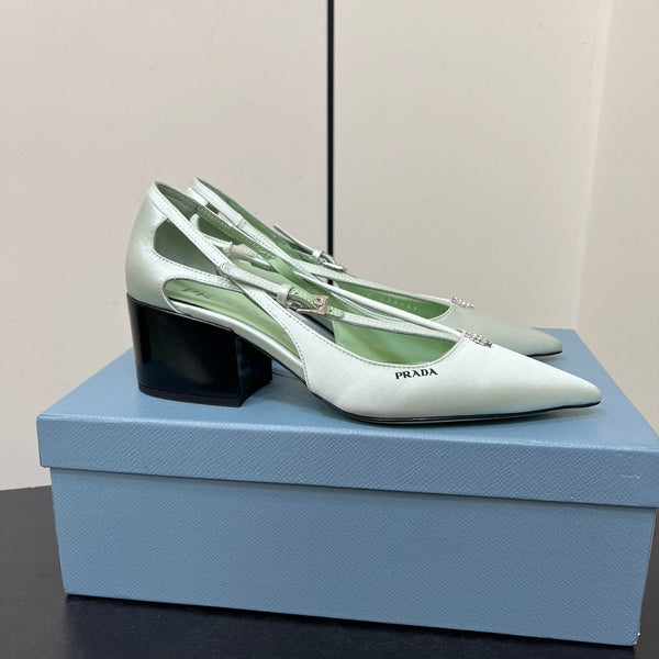 DÉCOLLETÉ CON TAGLIO E FIBBIA CON PERLINE IN RASO VERDE CHETWODE