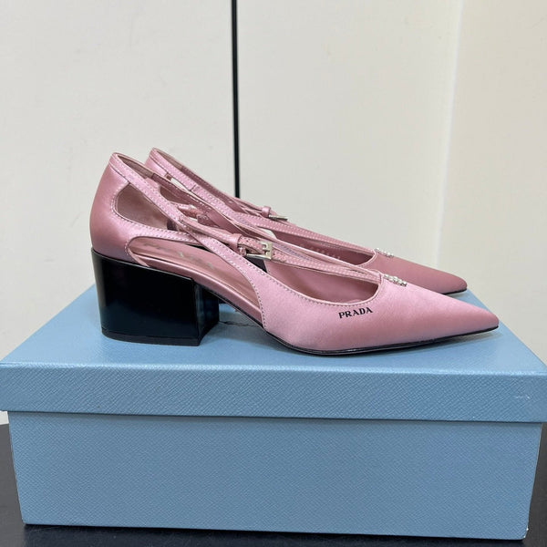 DÉCOLLETÉ CON TAGLIO E FIBBIA CON PERLINE IN RASO ROSA CONTORNO