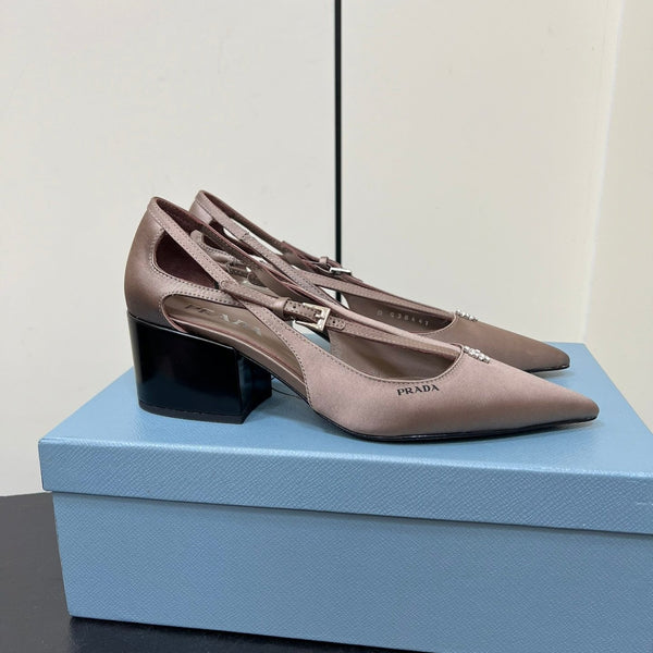 DÉCOLLETÉ CON FIBBIA DI PERLINE IN RASO BEIGE NOCCIOLA