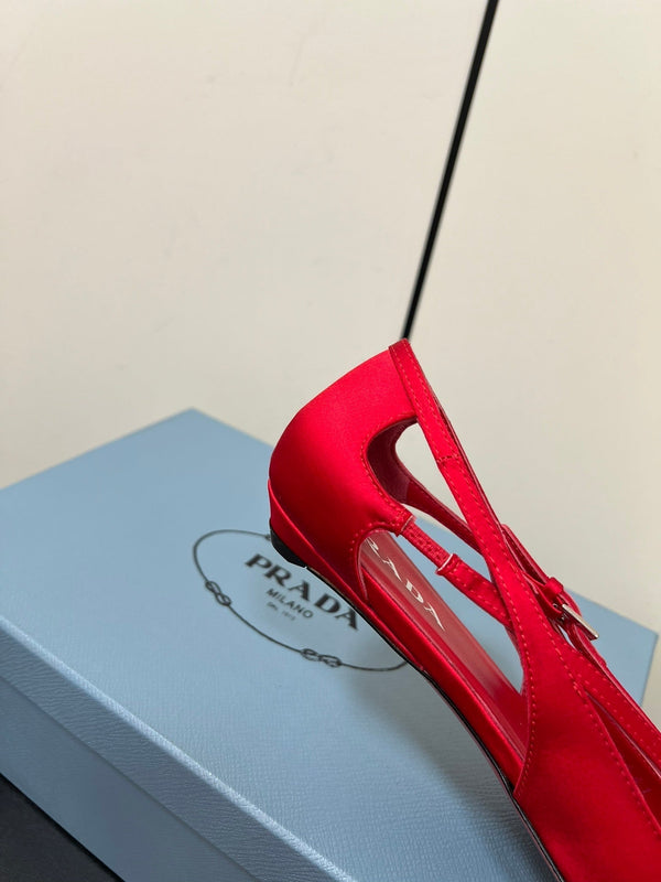 BALLERINA CON TAGLI IN RASO ROSSO CLASSICO CON FIBBIA DI PERLINE ATTACCATA