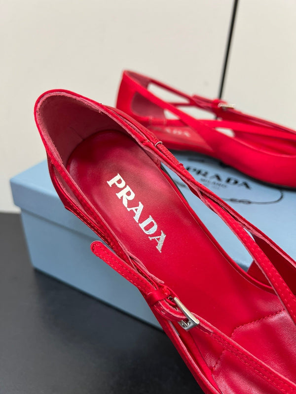 BALLERINA CON TAGLI IN RASO ROSSO CLASSICO CON FIBBIA DI PERLINE ATTACCATA