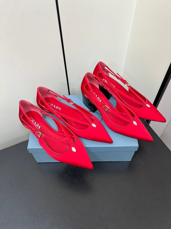 BALLERINA CON TAGLI IN RASO ROSSO CLASSICO CON FIBBIA DI PERLINE ATTACCATA