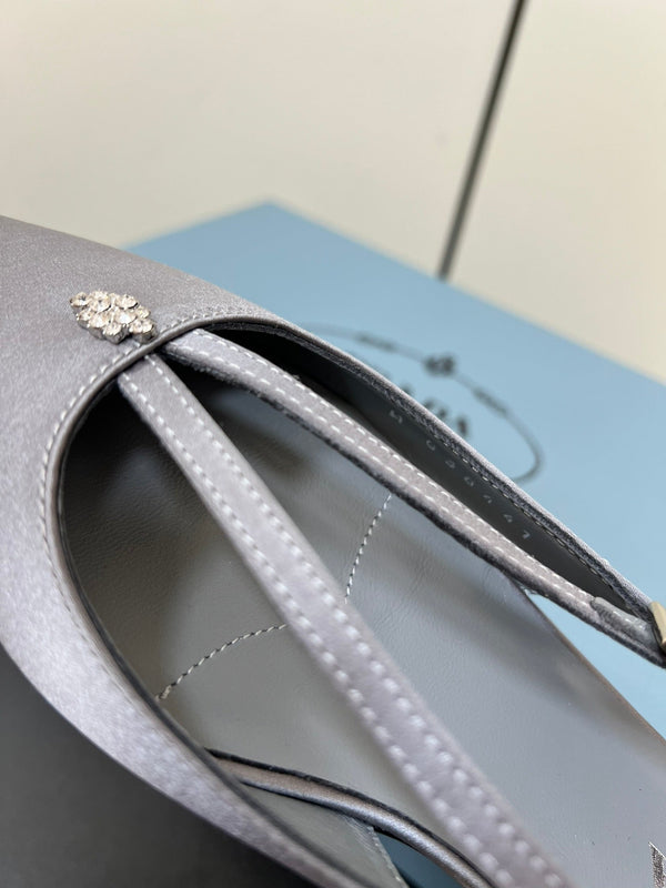 BALLERINA CON TAGLI IN RASO GRIGIO CALDO E FIBBIA CON PERLINE