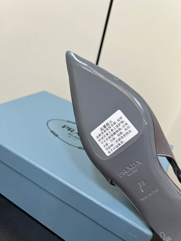 BALLERINA CON TAGLI IN RASO GRIGIO CALDO E FIBBIA CON PERLINE