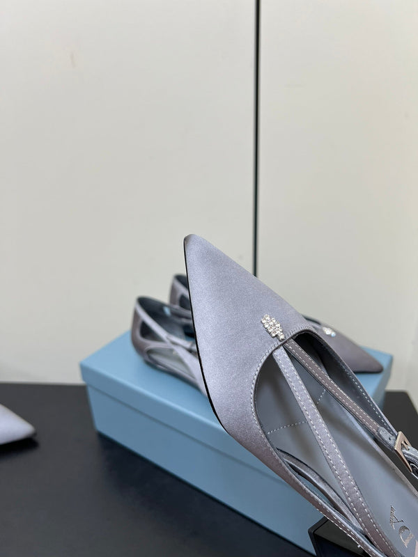 BALLERINA CON TAGLI IN RASO GRIGIO CALDO E FIBBIA CON PERLINE