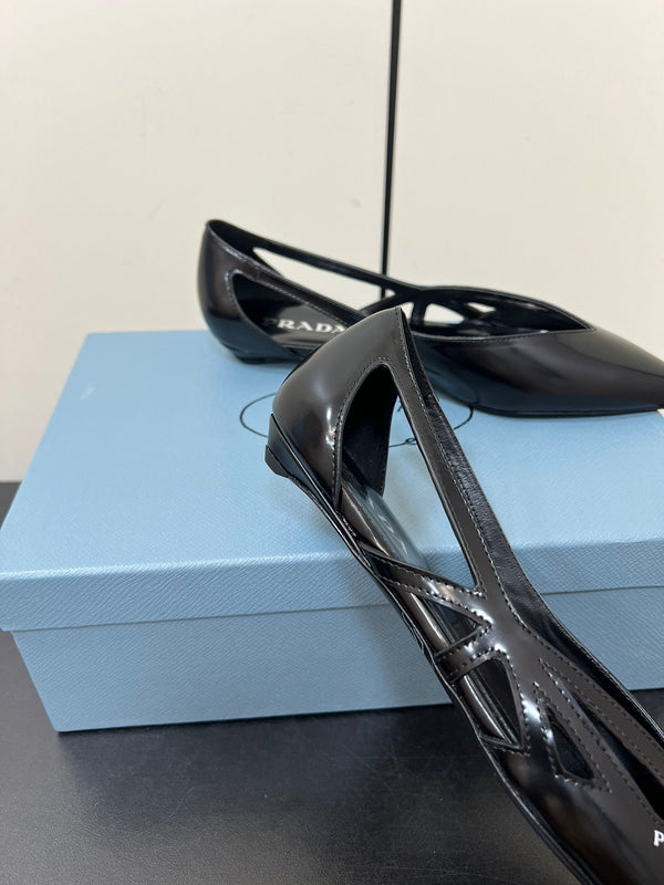 BALLERINA IN PELLE DI VITELLO NERA SPAZZOLATA CON TAGLIO