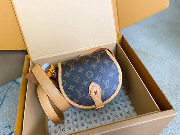 BORSA DA SELLA 18 IN TELA MONOGRAM MARRONE E RIFINITURE IN PELLE