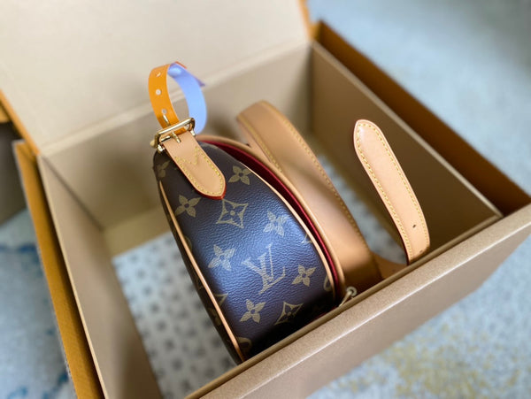 BORSA DA SELLA 18 IN TELA MONOGRAM MARRONE E RIFINITURE IN PELLE