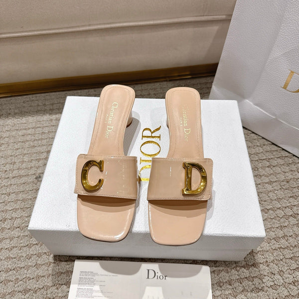 CD 25 C'EST DIO light beige patent leather 396128