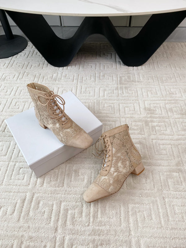 Stivaletto con tacco CD Naughtily-D Beige con rose in rete trasparente e pelle scamosciata