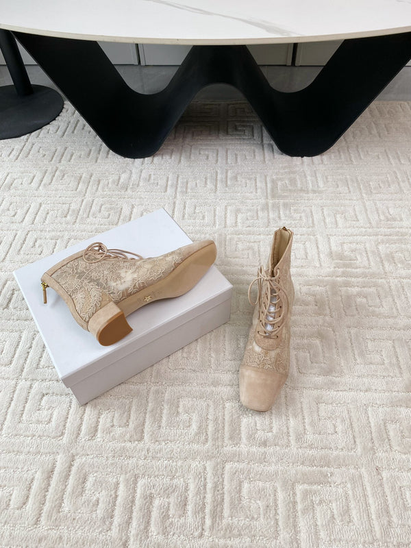 Stivaletto con tacco CD Naughtily-D Beige con rose in rete trasparente e pelle scamosciata