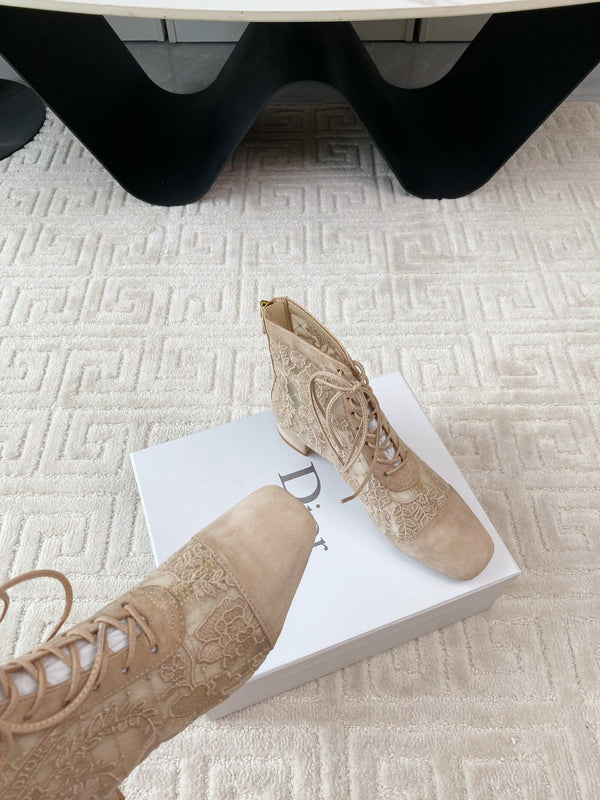 Stivaletto con tacco CD Naughtily-D Beige con rose in rete trasparente e pelle scamosciata