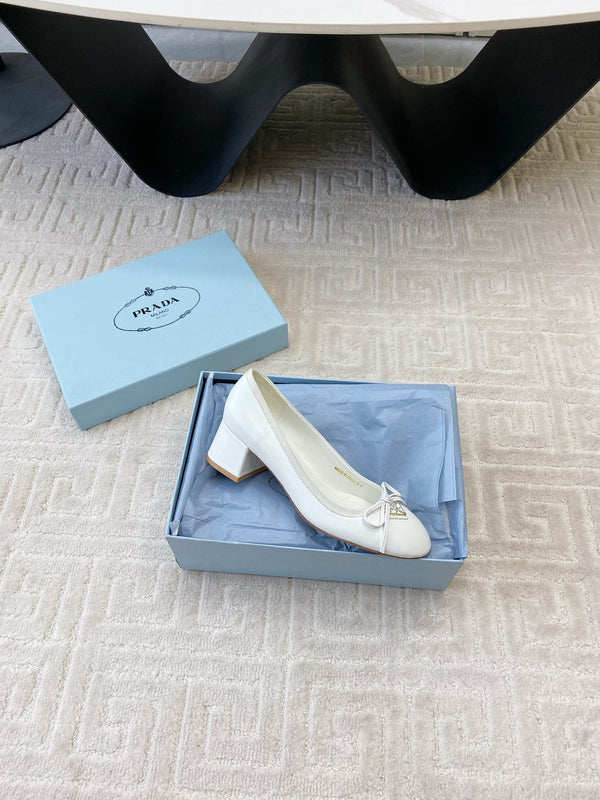 BALLERINA CON LOGO TRIANGOLARE E FIOCCO IN PELLE DI VITELLO BIANCA