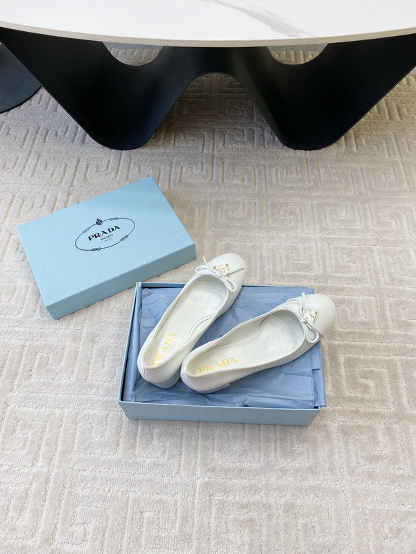 BALLERINA CON LOGO TRIANGOLARE E FIOCCO IN PELLE DI VITELLO BIANCA