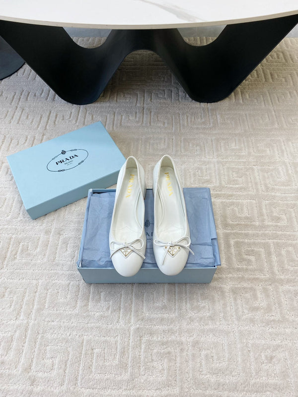 BALLERINA CON LOGO TRIANGOLARE E FIOCCO IN PELLE DI VITELLO BIANCA