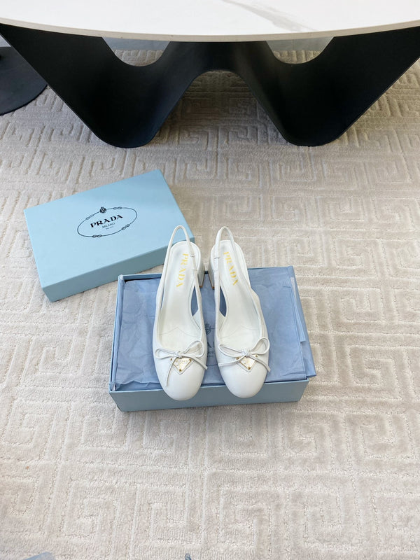 DÉCOLLETÉ CON CINTURINO SLINGBACK E FIOCCO CON LOGO TRIANGOLARE IN PELLE DI VITELLO BIANCA