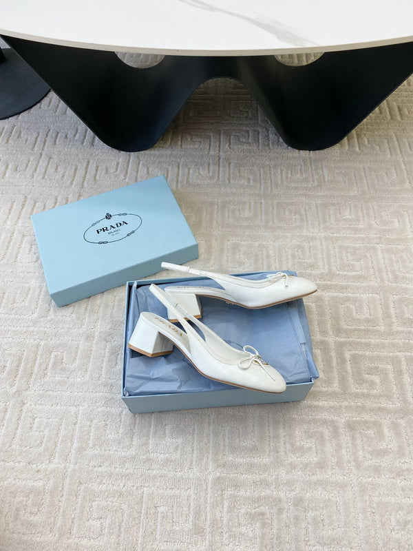 DÉCOLLETÉ CON CINTURINO SLINGBACK E FIOCCO CON LOGO TRIANGOLARE IN PELLE DI VITELLO BIANCA