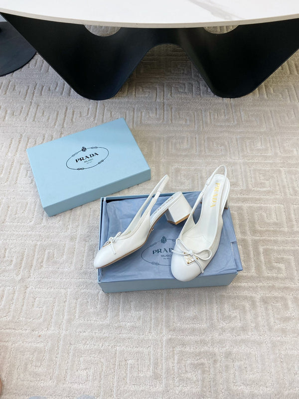 DÉCOLLETÉ CON CINTURINO SLINGBACK E FIOCCO CON LOGO TRIANGOLARE IN PELLE DI VITELLO BIANCA