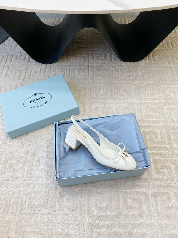 DÉCOLLETÉ CON CINTURINO SLINGBACK E FIOCCO CON LOGO TRIANGOLARE IN PELLE DI VITELLO BIANCA