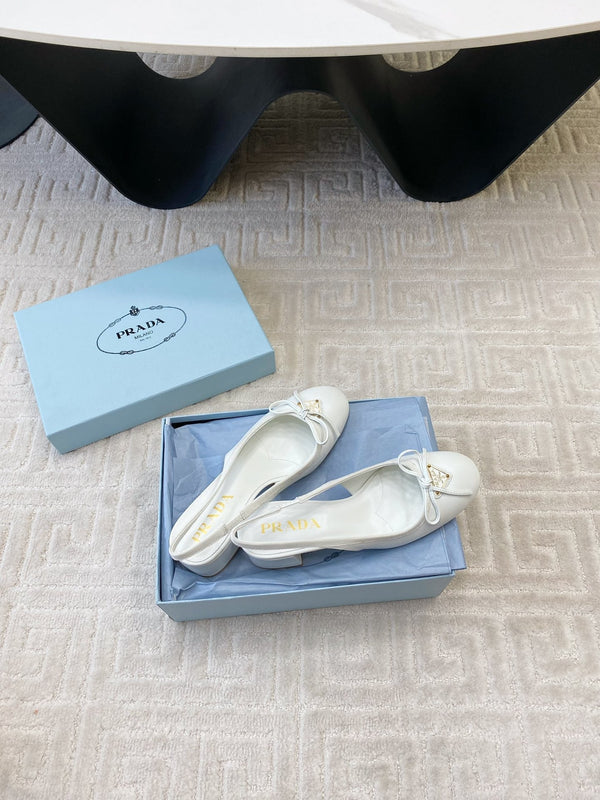 DÉCOLLETÉ CON CINTURINO SLINGBACK E FIOCCO CON LOGO TRIANGOLARE IN PELLE DI VITELLO BIANCA