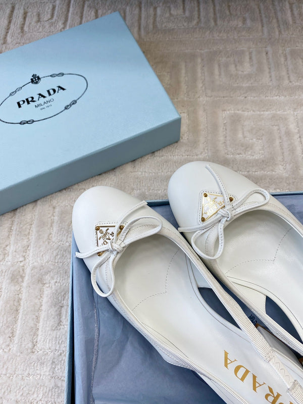 DÉCOLLETÉ CON CINTURINO SLINGBACK E FIOCCO CON LOGO TRIANGOLARE IN PELLE DI VITELLO BIANCA