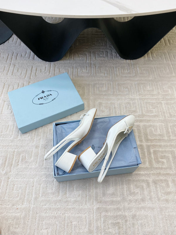 DÉCOLLETÉ CON CINTURINO SLINGBACK E FIOCCO CON LOGO TRIANGOLARE IN PELLE DI VITELLO BIANCA