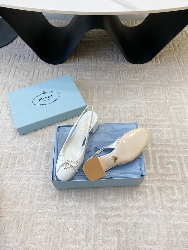 DÉCOLLETÉ CON CINTURINO SLINGBACK E FIOCCO CON LOGO TRIANGOLARE IN PELLE DI VITELLO BIANCA