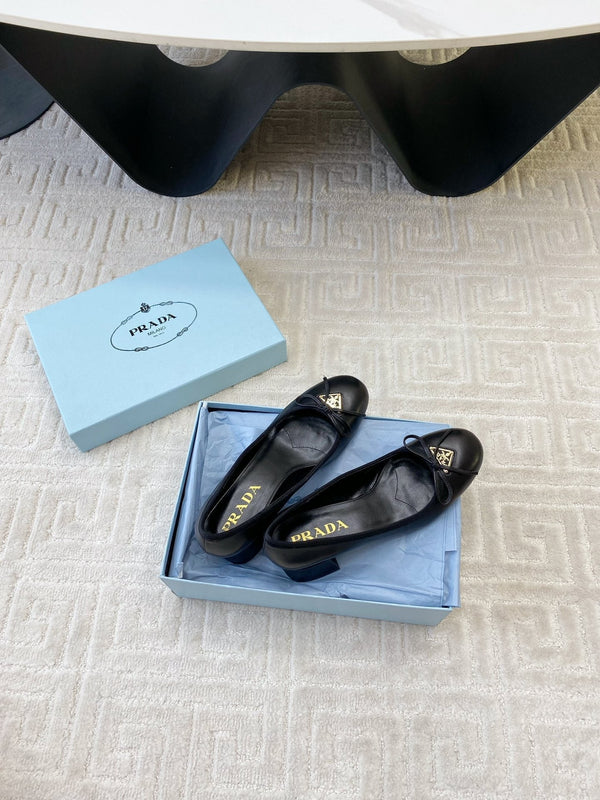 BALLERINA CON LOGO TRIANGOLARE E FIOCCO IN PELLE DI VITELLO NERA