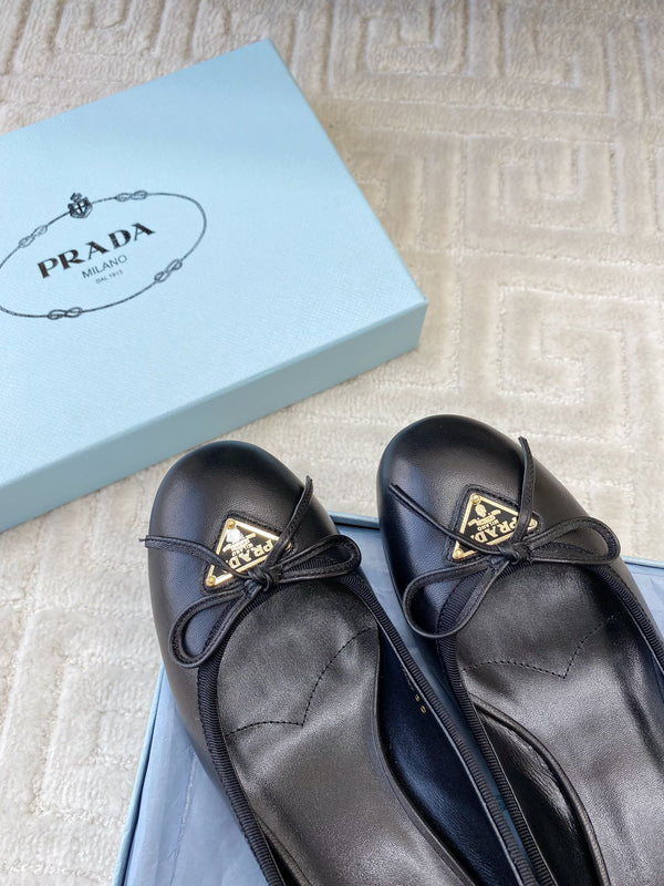 BALLERINA CON LOGO TRIANGOLARE E FIOCCO IN PELLE DI VITELLO NERA