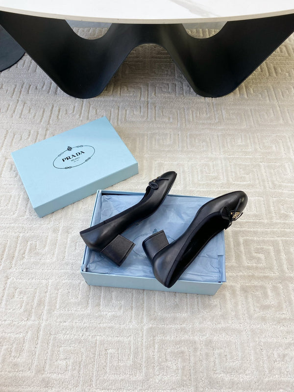 BALLERINA CON LOGO TRIANGOLARE E FIOCCO IN PELLE DI VITELLO NERA