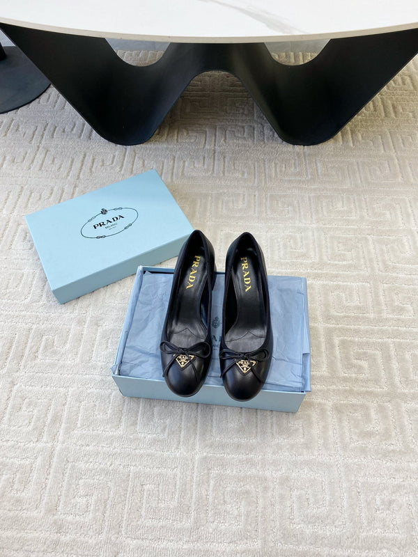 BALLERINA CON LOGO TRIANGOLARE E FIOCCO IN PELLE DI VITELLO NERA