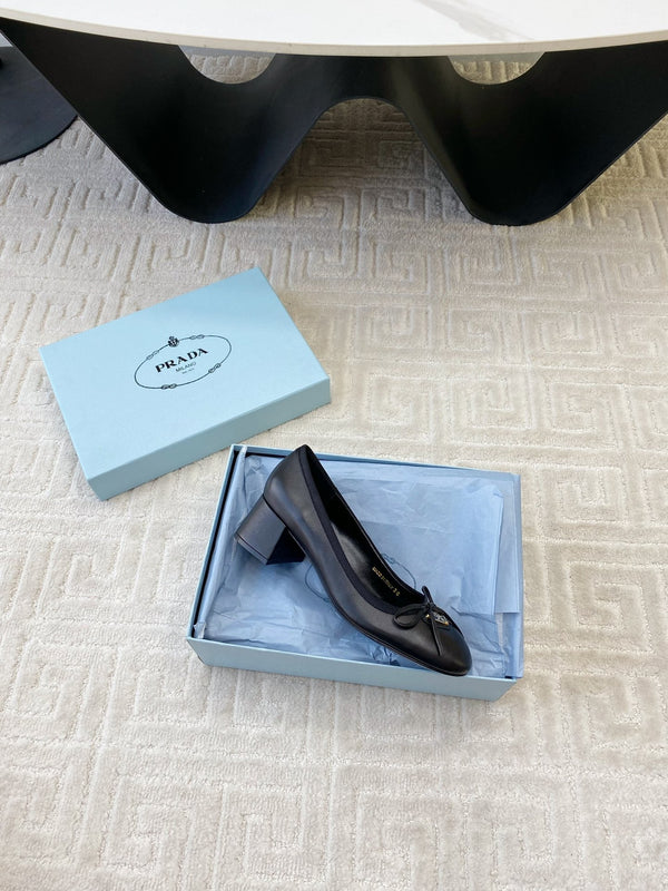 BALLERINA CON LOGO TRIANGOLARE E FIOCCO IN PELLE DI VITELLO NERA