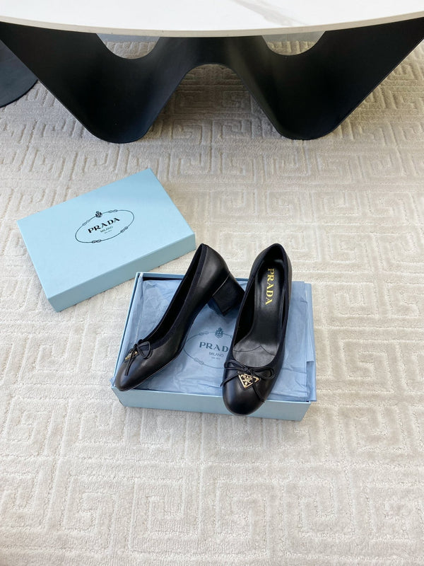 BALLERINA CON LOGO TRIANGOLARE E FIOCCO IN PELLE DI VITELLO NERA