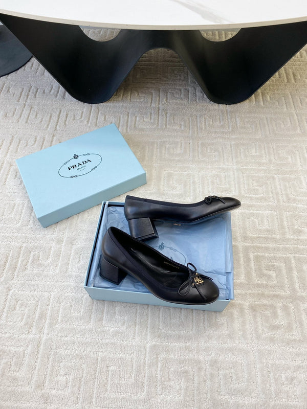 BALLERINA CON LOGO TRIANGOLARE E FIOCCO IN PELLE DI VITELLO NERA