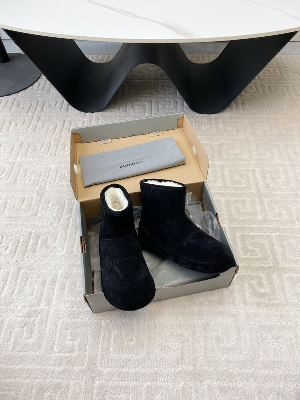 FLAT ANKLE BOOTS IN BLACK SUEDE AND SHEARLING LINING