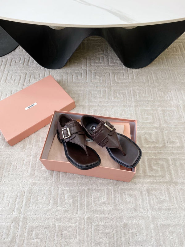 Sandales Miu Thong en agneau marron expresso avec boucle argentée