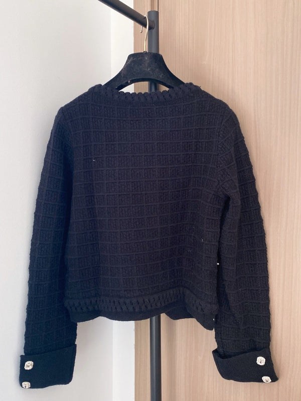 Cardigan en laine noire Chanel 2025 avec embellissement en strass