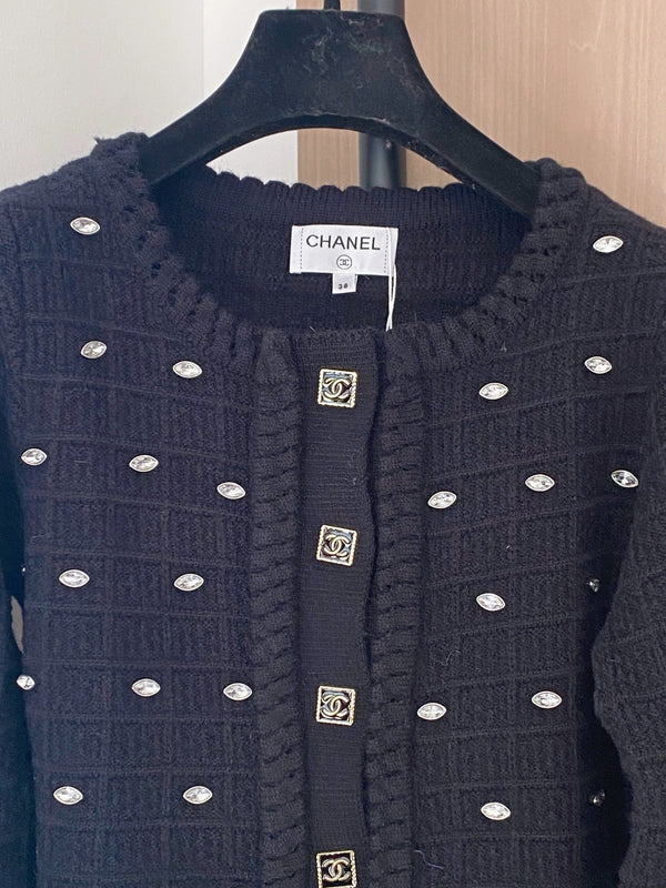 Cardigan en laine noire Chanel 2025 avec embellissement en strass