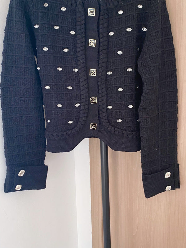 Cardigan en laine noire Chanel 2025 avec embellissement en strass