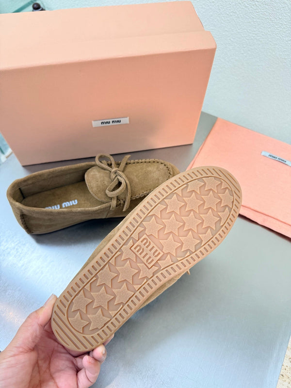 Mocassins à logo Miu en daim kaki 693517